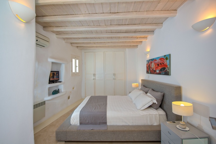 4 Bedrooms Villa
