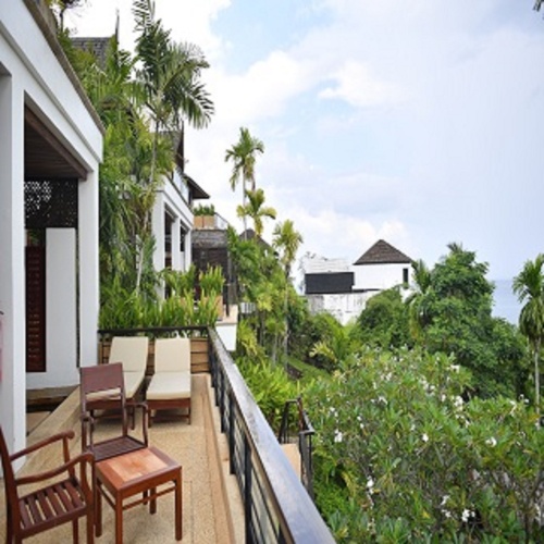 Deluxe Suite with partial sea view