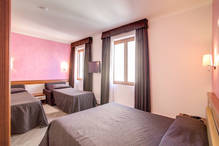 Standard Triple room
