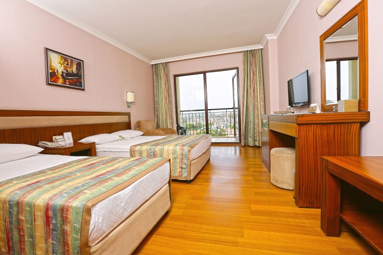Standard Triple room with garden view