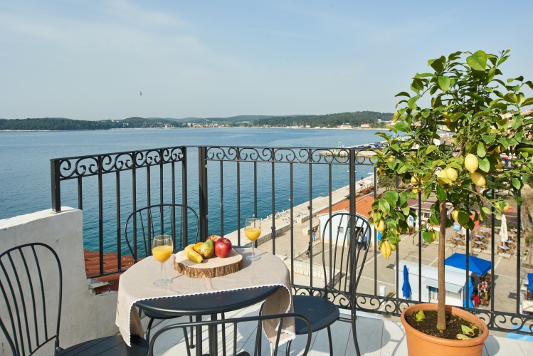 2 Bedrooms Luxury Apartment with balcony