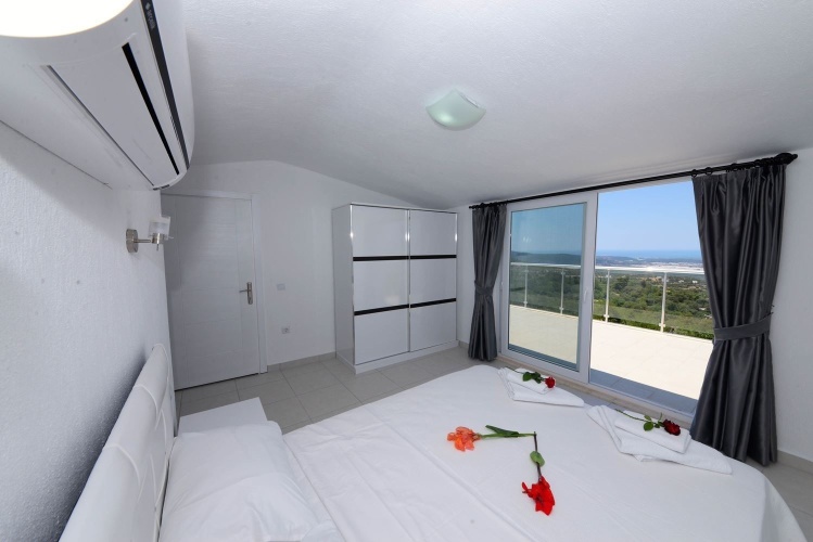 4 Bedrooms Villa