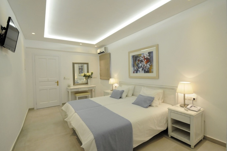 Standard Twin room with partial sea view