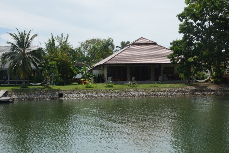 4 Bedrooms Villa with river view