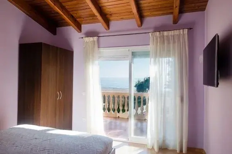 4 Bedrooms Villa