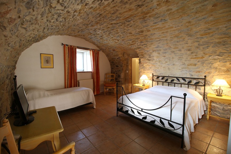 Standard Triple room