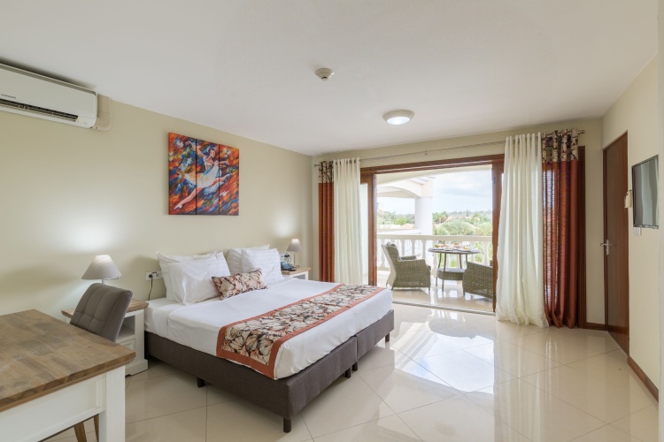 3 Bedrooms Apartment with garden view