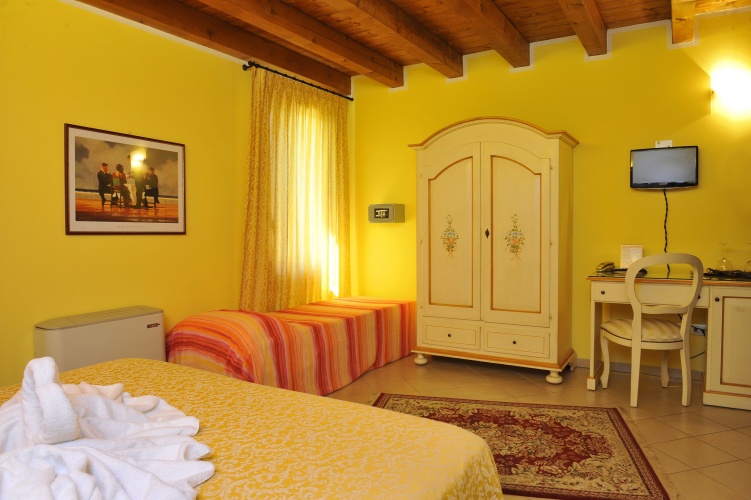 Standard Triple room