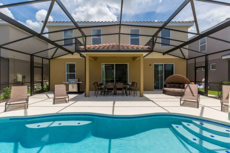 6 Bedrooms Villa