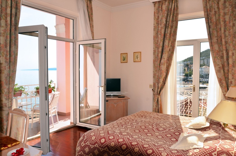 Deluxe room with balcony and with sea view