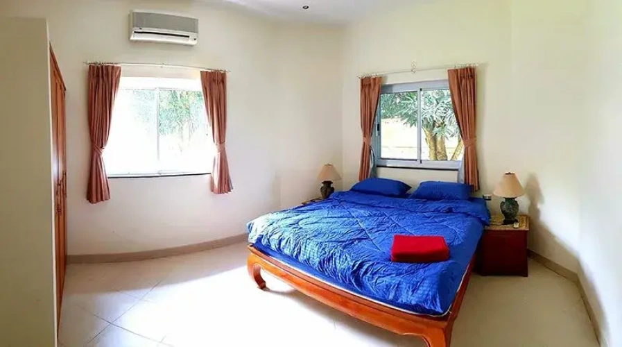 5 Bedrooms Villa