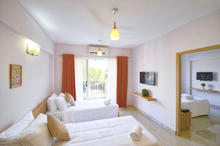 2 Bedrooms Standard Family room with balcony