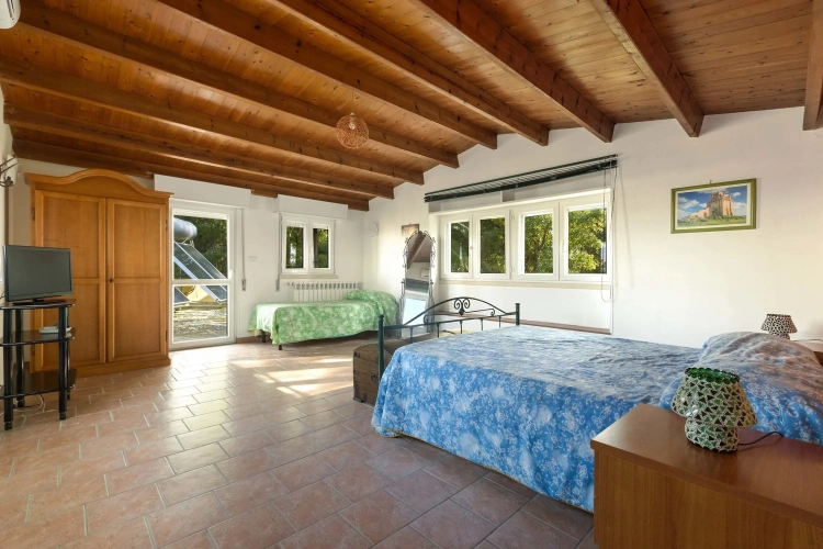 5 Bedrooms Classic Villa