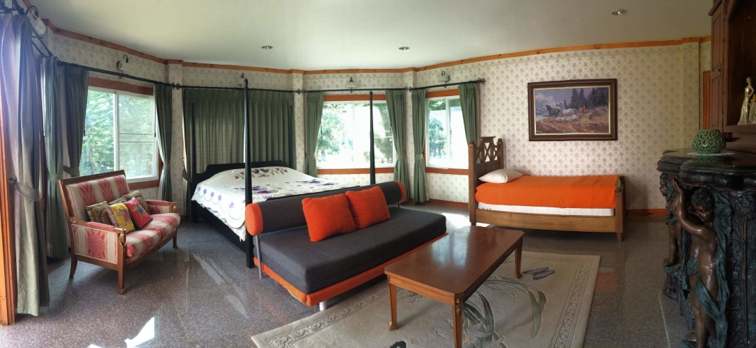 3 Bedrooms Standard Family room with garden view