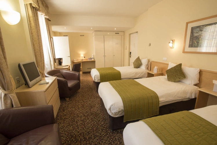 Standard Triple room