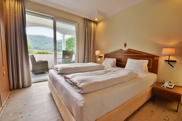 2 Bedrooms Suite with balcony and with lake view