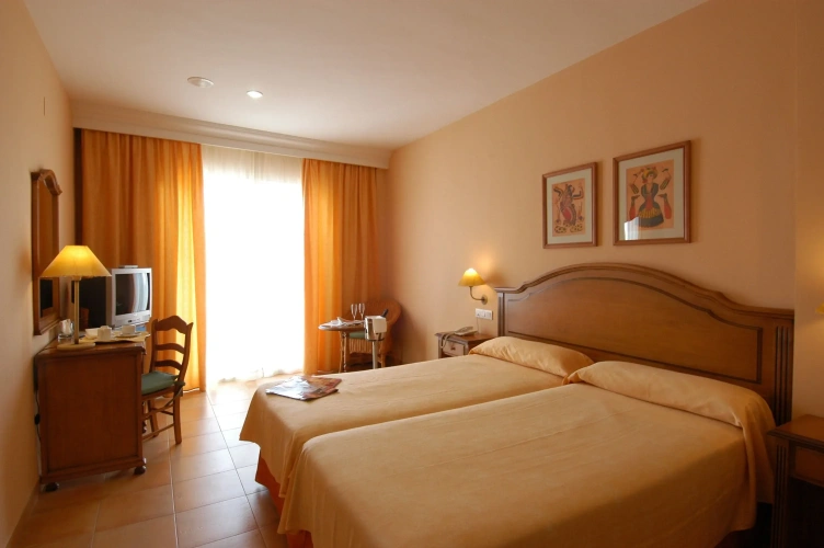 Standard Triple room