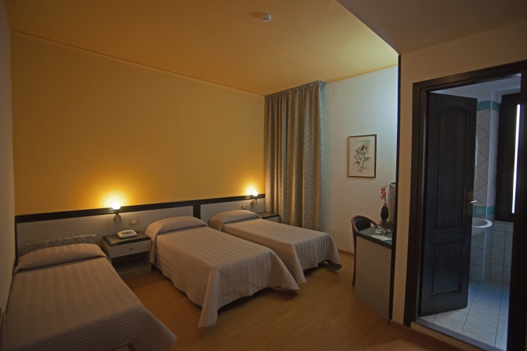 Standard Triple room