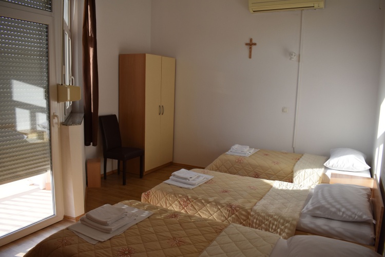 Standard Triple room