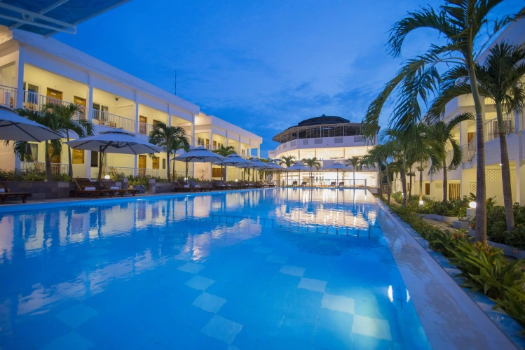 Deluxe Twin room with pool view