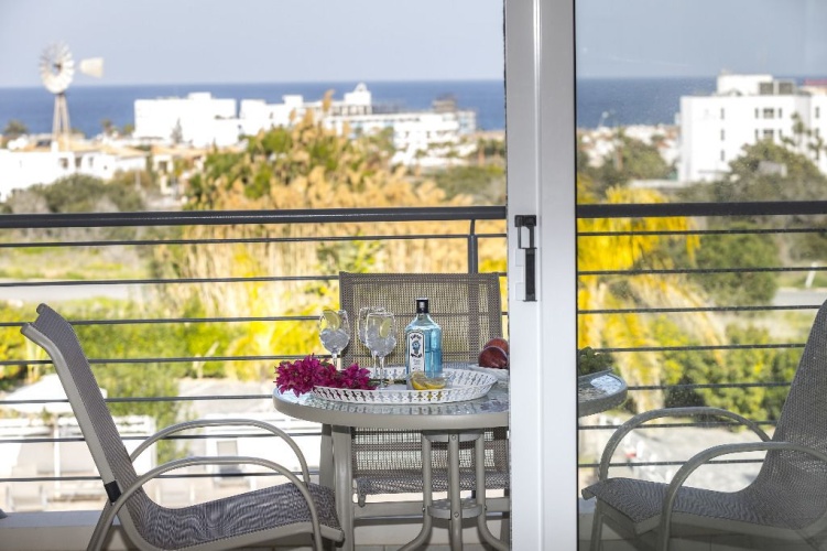 2 Bedrooms Apartment with partial sea view