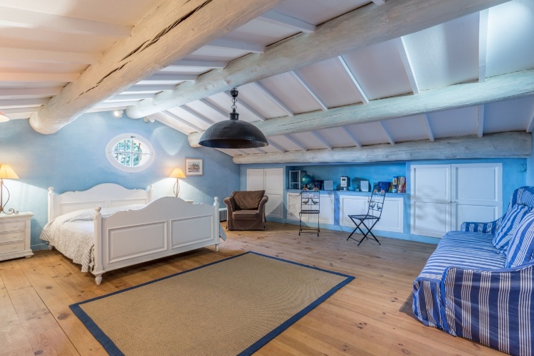 6 Bedrooms Villa