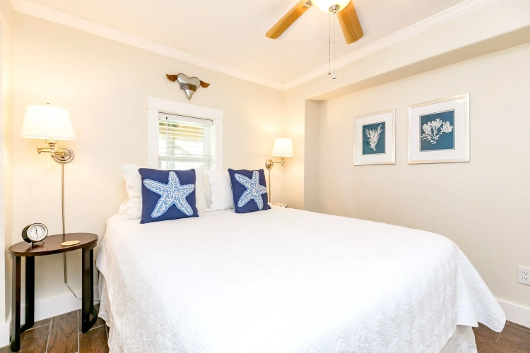 4 Bedrooms Cottage with balcony and beachfront