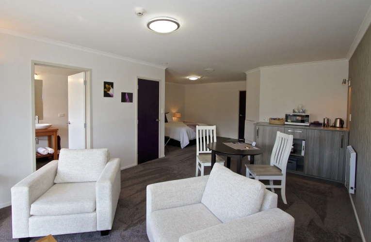 1 Bedroom Deluxe Suite with mountain view