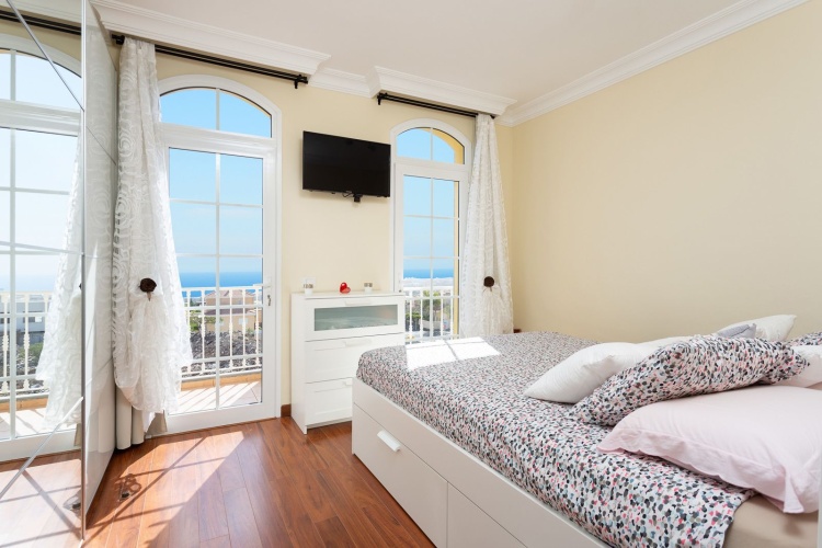 6 Bedrooms Villa