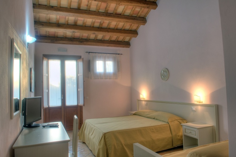 Standard Triple room