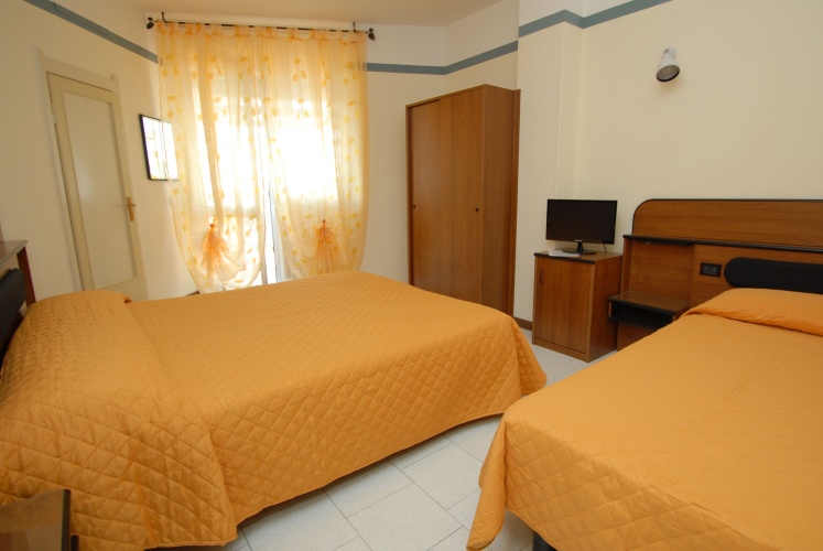 Standard Triple room with balcony