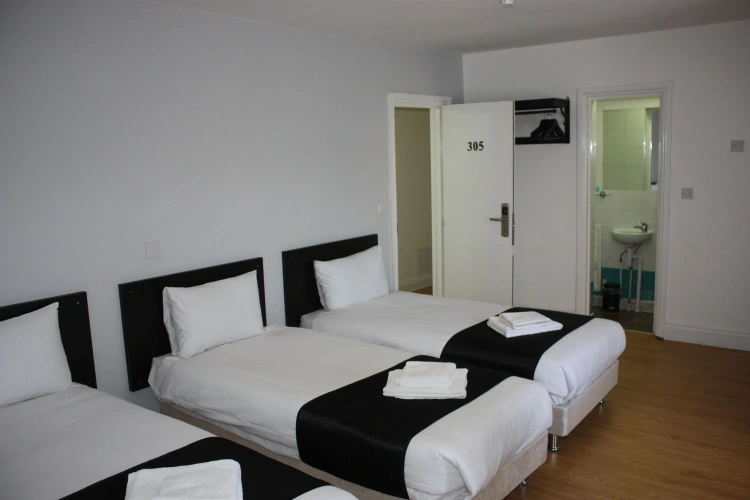 Standard Triple room