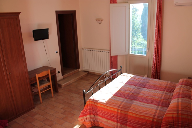 Standard Triple room