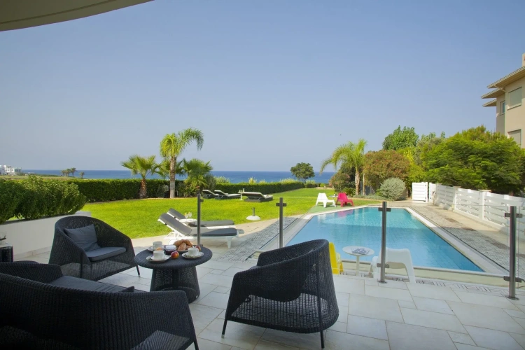 3 Bedrooms Sextuple Villa beachfront
