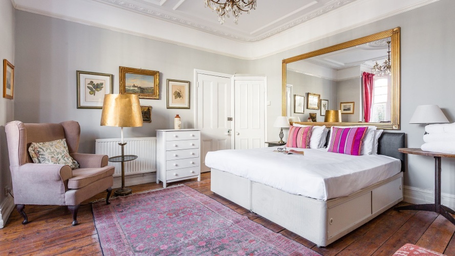 5 Bedrooms Apartment