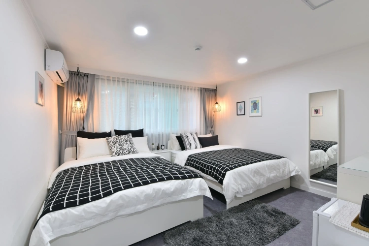 Standard Sextuple Family room
