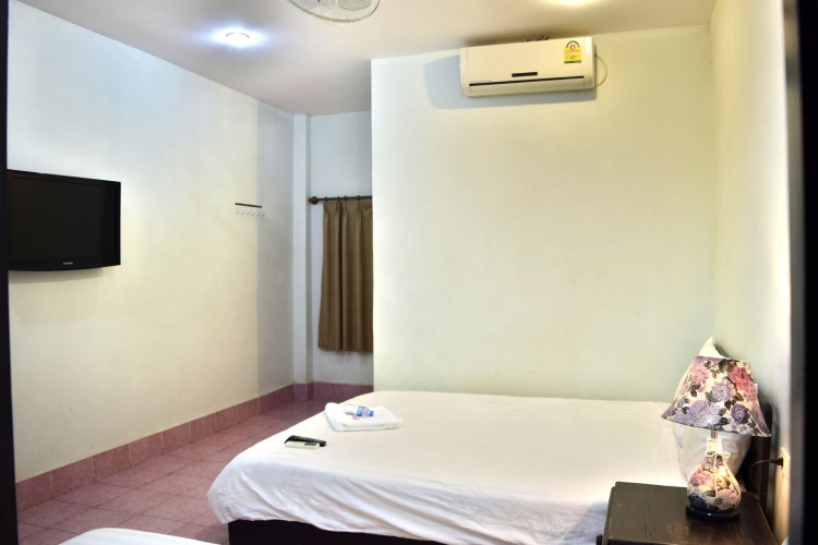 Standard Triple room