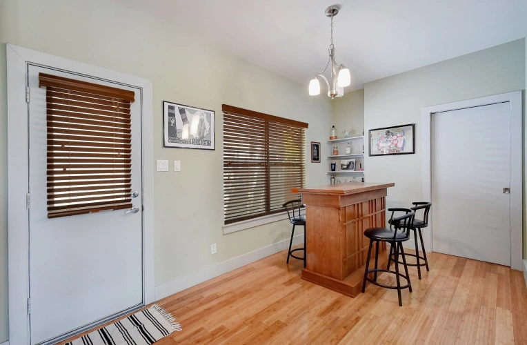 3 Bedrooms Cottage with balcony
