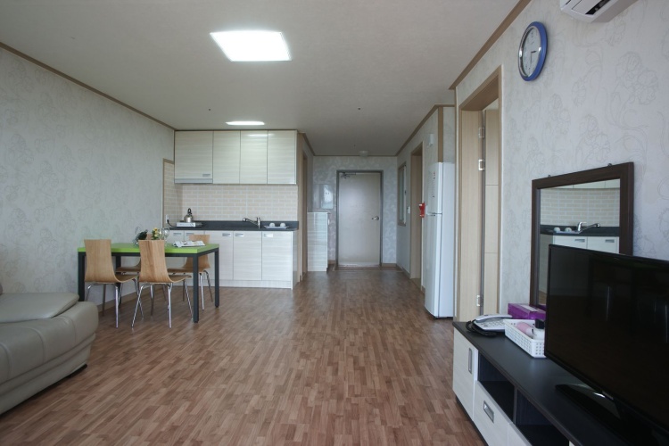 2 Bedrooms Standard Family room with ocean view