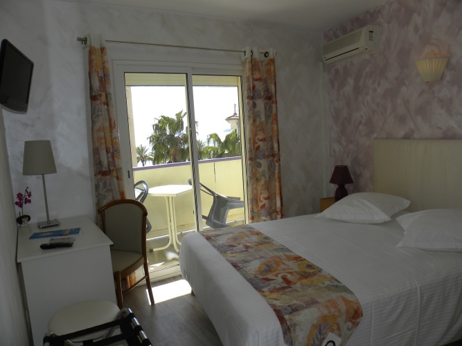 Standard Double room with partial sea view