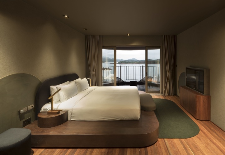 Family Suite with lake view