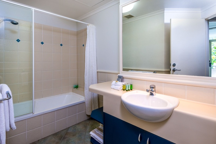 3 Bedrooms Executive Apartment with garden view