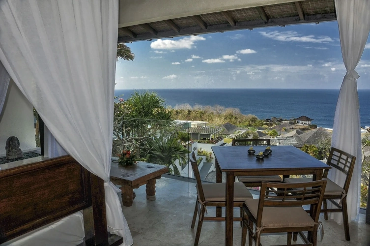 6 Bedrooms Villa