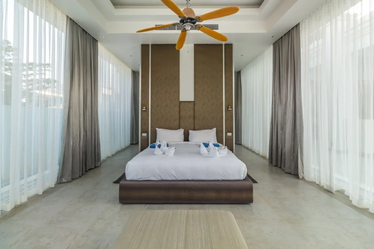 5 Bedrooms Villa