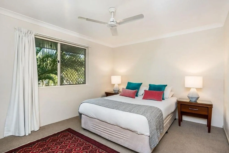 2 Bedrooms Apartment with courtyard view