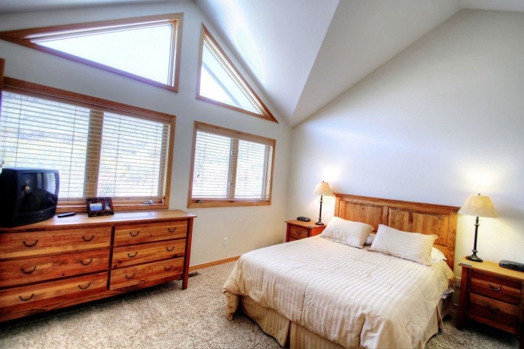 4 Bedrooms Standard room with balcony and with mountain view
