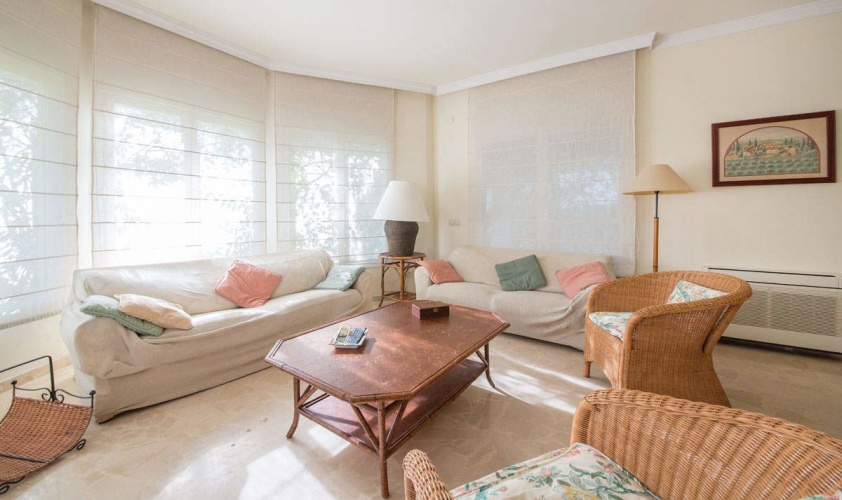 5 Bedrooms Apartment