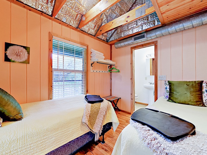 5 Bedrooms Cottage