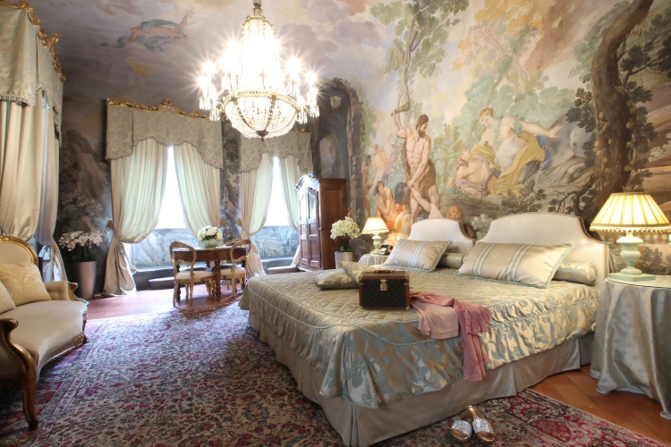 Suite with city view