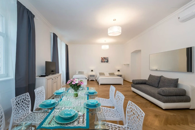 Deluxe Apartment
